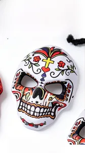 Détail d'un masque de crâne imprimé coloré pour la fête du Jour des Morts mexicaine