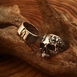 Gros plan d'une bague tête de mort vintage gravée avec des ornements de style punk