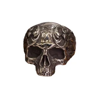 Bague tête de mort sculptée vintage en argent thaïlandais détails punk sur blanc