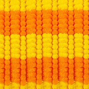 Détail de guirlandes de soucis artificiels aux couleurs orange et jaune vives
