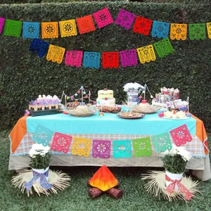 Bunte mexikanische Party-Filzbanner mit traditionellen Hohlmustern für die Feierlichkeit