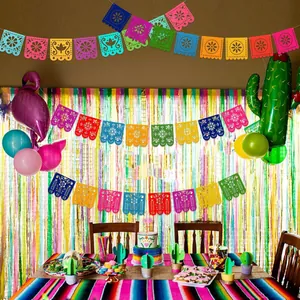 Lebhafte mexikanische Party-Dekoration mit bunten Filz-Bannern und grünen Kaktus-Ballons