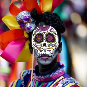 Gros plan d'un accessoire photo coloré de crâne en sucre pour le Jour des Morts