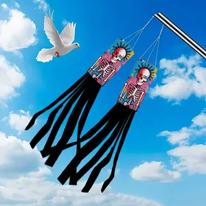 Manche à air d'Halloween avec motif squelette punk suspendue sur fond de ciel bleu