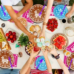 Lebhafte mexikanische Fiesta-Partyartikel auf einem fröhlichen Picknicktisch im Freien