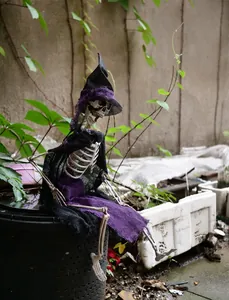 Λεπτομέρεια του σκελετού μάγισσας για το Halloween σε έναν απόκοσμο εξωτερικό κήπο