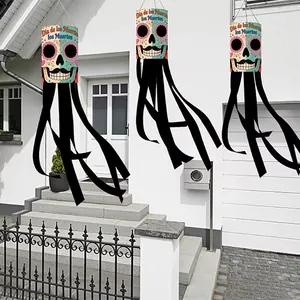 Manches à air Jour des Morts suspendues à l'entrée d'un jardin pour déco Halloween