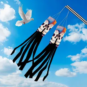 Détail des manches à air du Jour des Morts avec motifs de crâne en sucre au ciel