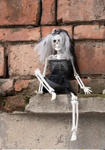 Detail einer Halloween-Skelettbraut in schwarzem Kleid und Schleier für die Partydeko