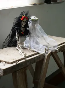 Σετ διακόσμησης νύφης σκελετού Halloween σε ασπρόμαυρα ρούχα πάνω σε πάγκο εργασίας