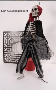 Διακόσμηση σκελετού Halloween με κόκκινη μπαντάνα και ριγέ παντελόνι στήριγμα