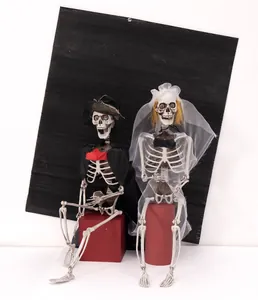 Detailansicht von Halloween-Skelett-Paarfiguren für den Tag der Toten Dekoration.
