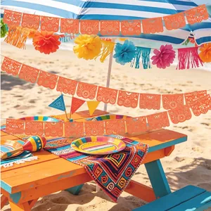 Guirlandes mexicaines colorées et fleurs en papier pour décoration de fête à la plage