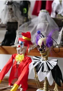 Detaillierte Halloween Skelettfiguren in bunten Clown und Narren Kostümen für Partys