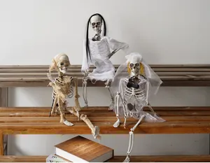 Detailansicht von drei schaurigen Halloween-Skeletten, die auf Holzstufen sitzen.