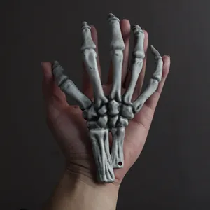 Gros plan d'une main de squelette d'Halloween montrant une texture d'os réaliste
