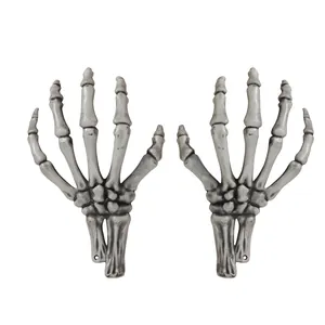 Mains de squelette d'Halloween grises réalistes avec joints détaillés sur fond blanc pur.