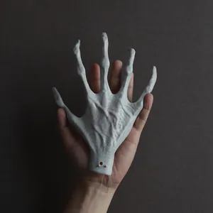 Main de fantôme réaliste pour décoration d'Halloween et accessoires de maison hantée.