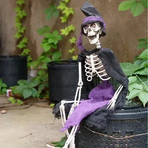 Décoration de squelette d'Halloween avec chapeau de sorcière et jupe violette pour fête
