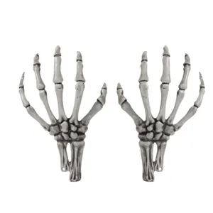 Mains de squelette réalistes comme accessoires d'Halloween pour décoration murale