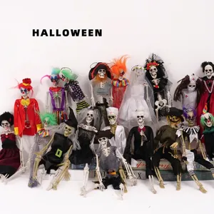 Diverses figurines de squelettes d'Halloween en costumes pour décoration de fête