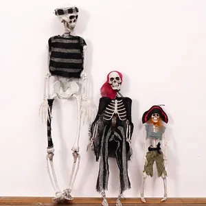 Lot de trois décorations de squelettes d'Halloween en costumes de pirate et prisonnier