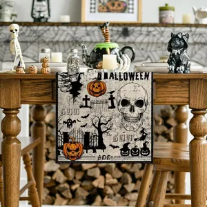 Chemin de table Halloween avec motifs tête de mort et citrouille dans un décor festif