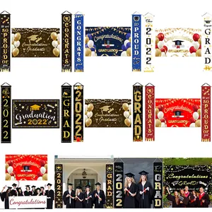 Collezione dettagliata di striscioni e decorazioni per la festa di laurea della classe 2022