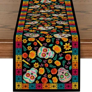 Vue détaillée des crânes en sucre mexicains colorés et des motifs floraux sur ce chemin.