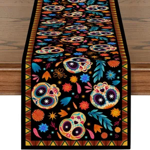 Vue détaillée du chemin de table Jour des Morts avec têtes de mort en sucre et fleurs
