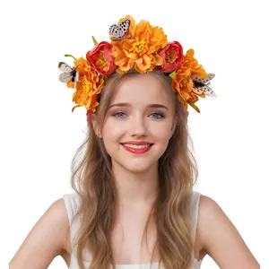 Vue détaillée d'un serre-tête fleurs orange et papillons vibrant pour les festivals.
