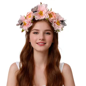 Détail d'un bandeau floral de mariée avec de grandes fleurs roses et des papillons réalistes