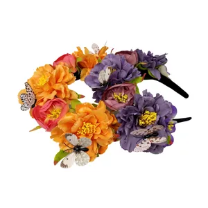 Détail d'un bandeau à fleurs et papillons artificiels colorés pour les fêtes mexicaines