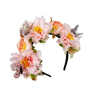 Vue détaillée des pivoines roses artificielles et des papillons sur le serre-tête floral