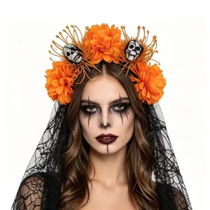 Vue détaillée d'un serre-tête d'Halloween avec fleurs orange et voile en dentelle noire