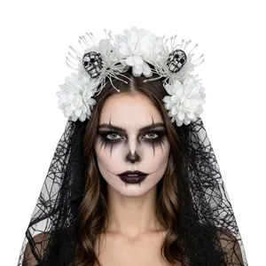 Serre-tête d'Halloween gothique avec fleurs blanches, crânes et voile en dentelle noire.