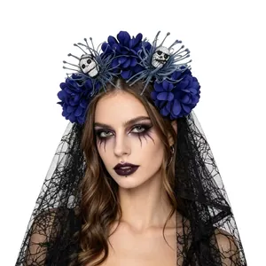 Vue détaillée du bandeau d'Halloween gothique avec fleurs bleues et voile en dentelle