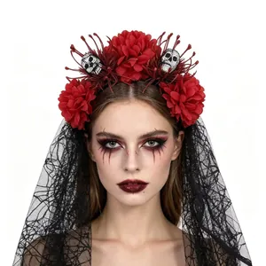 Gros plan du serre-tête tête de mort d'Halloween avec fleurs rouges et voile en dentelle.