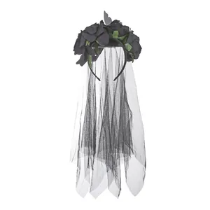 Serre-tête gothique avec roses noires, détail papillon et long voile en résille
