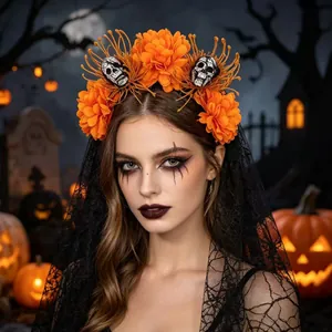 Serre-tête Halloween gothique avec fleurs orange, crânes et voile en dentelle noire élégant.