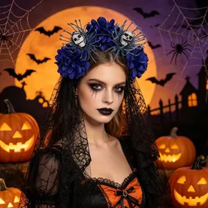 Gros plan d'un serre-tête Halloween avec fleurs bleues, crânes et voile en dentelle noire.