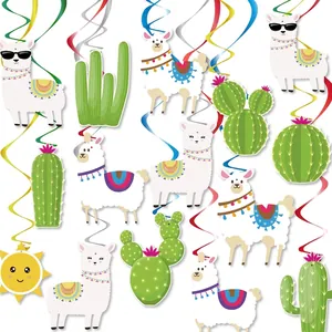 Vue détaillée des décorations suspendues à thème lama et cactus pour fêtes mexicaines.