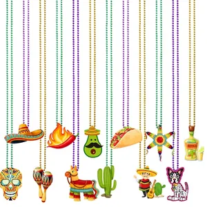 Detailansicht der mexikanischen Cinco de Mayo Party-Perlenketten mit festlichen Anhängern.