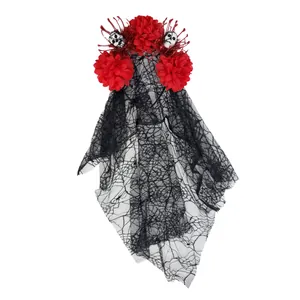 Vue détaillée du serre-tête d'Halloween avec fleurs rouges, crânes et voile en dentelle noire.