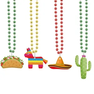 Detailansicht der mexikanischen Cinco de Mayo-Halsketten mit Taco und Pinata