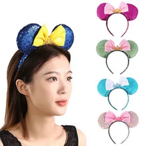 Λεπτομερής άποψη από πολύχρωμες στέκες Minnie Mouse με παγιέτες για πάρτι