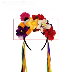 Détail d'un serre-tête fleuri coloré avec crâne pour le Jour des Morts avec rubans.