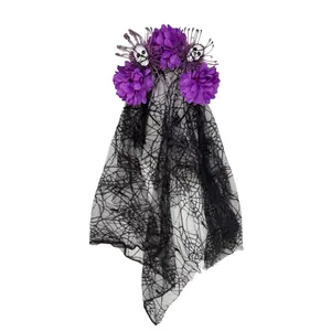 Vue détaillée d'un serre-tête Halloween avec fleurs violettes, crânes et voile noir