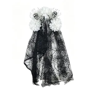 Détail d'un serre-tête tête de mort d'Halloween avec fleurs blanches et voile de dentelle noire