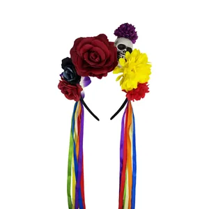 Détail du serre-tête Jour des Morts avec fleurs, crâne et rubans colorés longs.